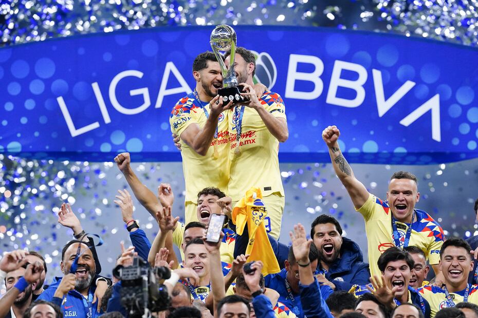 Henry Martín y Miguel Layún en festejo con el trofeo de campeón, durante el partido de vuelta de la Final del torneo Apertura 2023 - Foto: Imago7