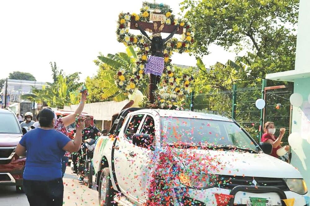 Desde hace casi tres siglos, católicos de Jonuta celebran a su santo patrono, el Señor de la Salud, con unafiesta de varios días; esta vez la gente se olvidó de las medidas de seguridad para evitar el contagio. Fotos: LUMA LÓPEZ