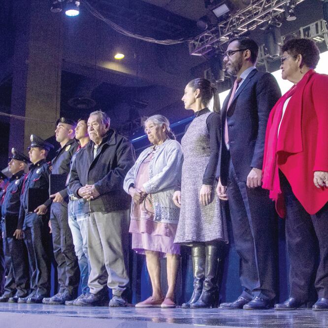 La mandataria local, Claudia Sheinbaum (cuarta de der. a izq.), encabezó los festejos por el Día del Policía, en donde se rifó un auto entre los uniformados. GALO CAÑAS. CUARTOSCURO