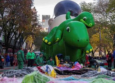 Desfile de Acción de Gracias cumple un siglo de tradición; festejan con globos gigantes, carrozas, bandas, payasos y confeti
