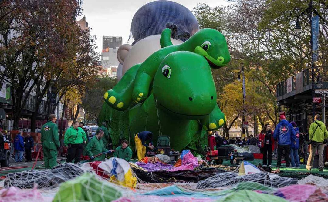 Un globo gigante de Sinclair's Dina se ve en preparación para el Desfile del Día de Acción de Gracias de Macy's, el miércoles 27 de noviembre de 2024, en Nueva York. Foto: AP
