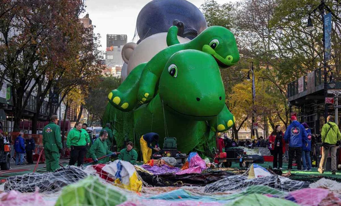 Un globo gigante de Sinclair's Dina se ve en preparación para el Desfile del Día de Acción de Gracias de Macy's, el miércoles 27 de noviembre de 2024, en Nueva York. Foto: AP
