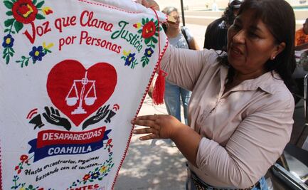 Madres buscadoras de Coahuila realizan bordado con nombres y expedientes de sus desaparecidos; exigen a autoridades no maquillar cifras