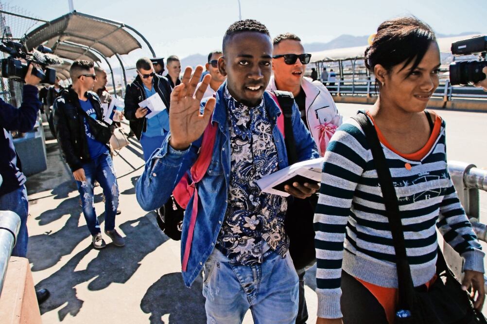 Los migrantes cubanos llegaron ayer vía aérea a Nuevo Laredo, en el estado de Tamaulipas, procedentes de Costa Rica (ALEJANDRO BRINGAS. EFE)