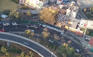 Vuelca tráiler sobre la autopista México-Cuernavaca; trasladaba aproximadamente 20 toneladas de abarrotes 