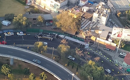 Vuelca tráiler sobre la autopista México-Cuernavaca; trasladaba aproximadamente 20 toneladas de abarrotes 