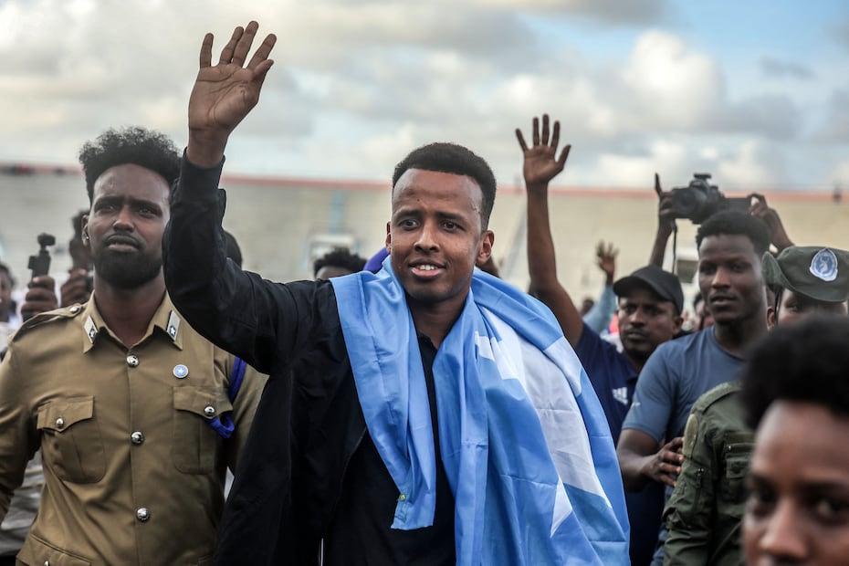 El árbtitro Omar Abdulkadir Artan regresa a Somalia, después de que Estados Unidos negó su entrada para el Mundial de 2026 - Foto: AFP