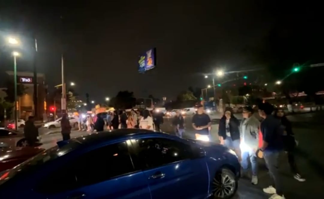 Padres y alumnos de la escuela privada CUDEC protestan y cierran Av. Mario Colin, Tlalnepantla.
Foto: Especial.
