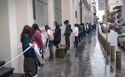 Protestan por cese de director en Xalapa; estudiantes bloquean acceso a Palacio de Gobierno