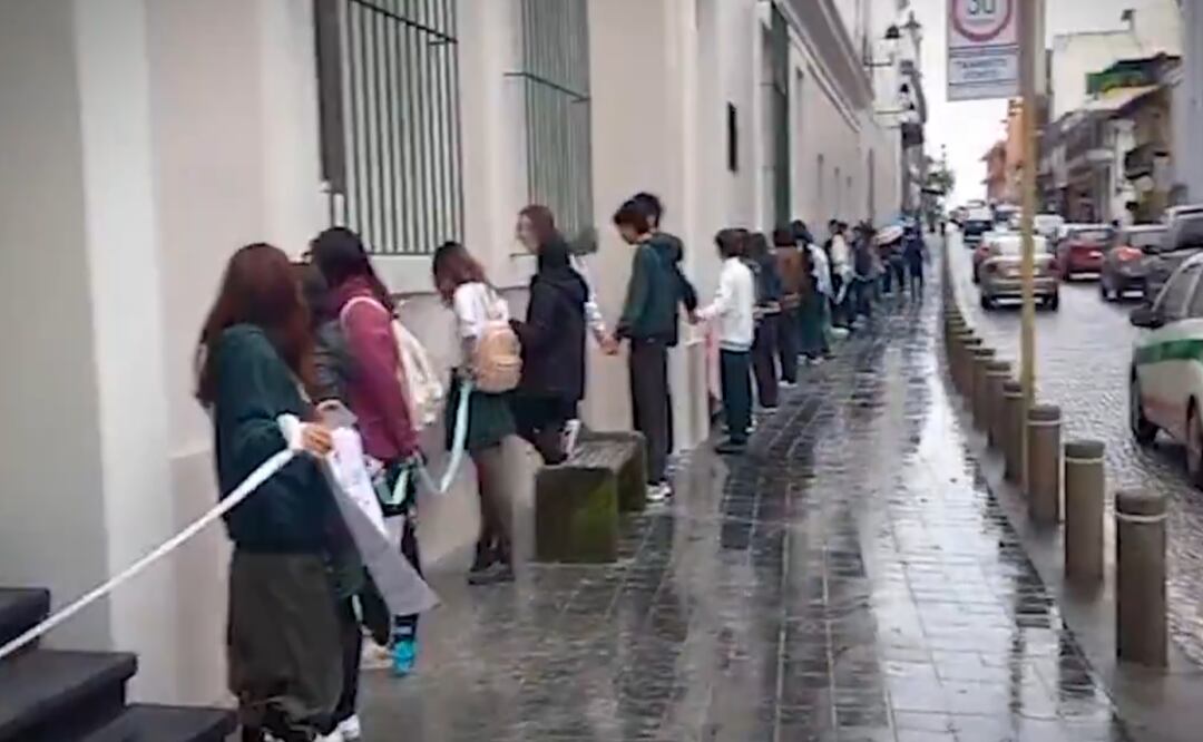 Protestan por cese de director en Xalapa; estudiantes bloquean acceso a Palacio de Gobierno. Foto: Captura de pantalla