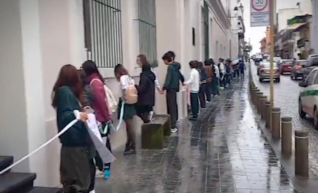Protestan por cese de director en Xalapa; estudiantes bloquean acceso a Palacio de Gobierno. Foto: Captura de pantalla