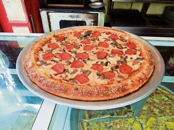 Detienen a empleado de pizzería en EU; ponía veneno para ratas en el queso