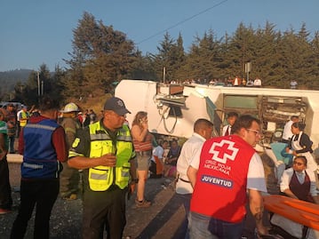 Dan de alta a nueve víctimas de la volcadura de un autobús en carretera Toluca-México
