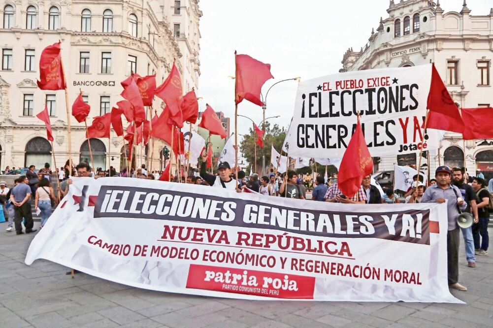 Peruanos salieron a protestar ayer en Lima contra el Congreso y ante los escándalos de corrupción en los que están implicados políticos, incluyendo el presidente Pedro Pablo Kuczynski, quien hoy podría ser removido del cargo (GUADALUPE PARDO. REUTERS)