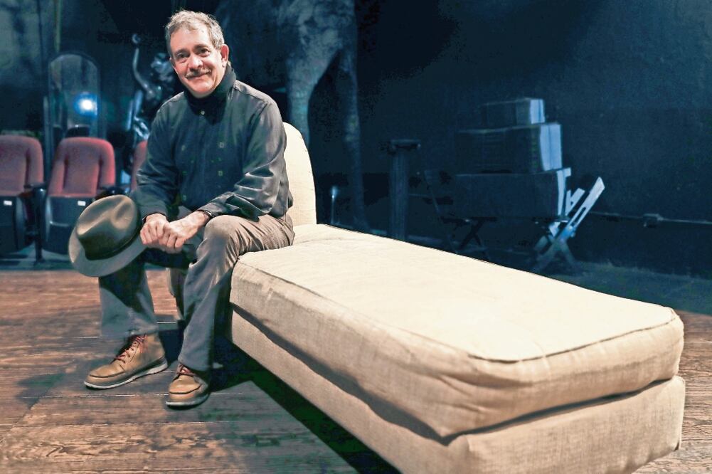 Mario Espinosa asegura que el papel de los directores de escena ha cambiado pues ahora hay más ideas sobre el teatro en colaboración, en el que cada quien tiene su responsabilidad. (FOTOS: CRISTOPHER ROGEL BLANQUET. EL UNIVERSAL)