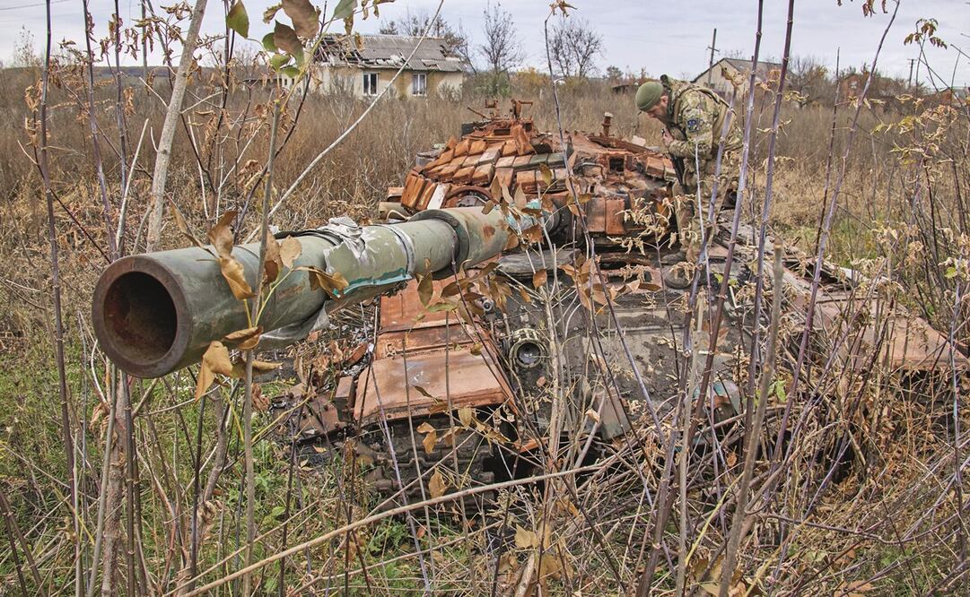 Un militar ucraniano examina un tanque destruido en un lugar no revelado en la región de Kharkiv.