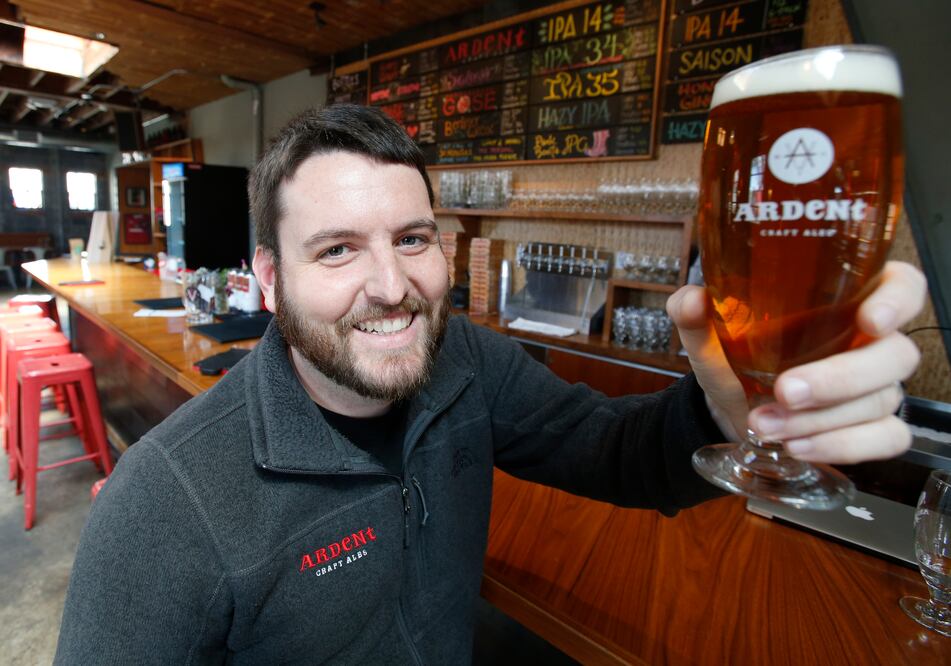 Ryan Kelly, ganador de un Pulitzer por fotoperiodismo, brinda en su nuevo trabajo, en Ardent Craft Ales, en Richmond, Virginia (Foto: AP)
