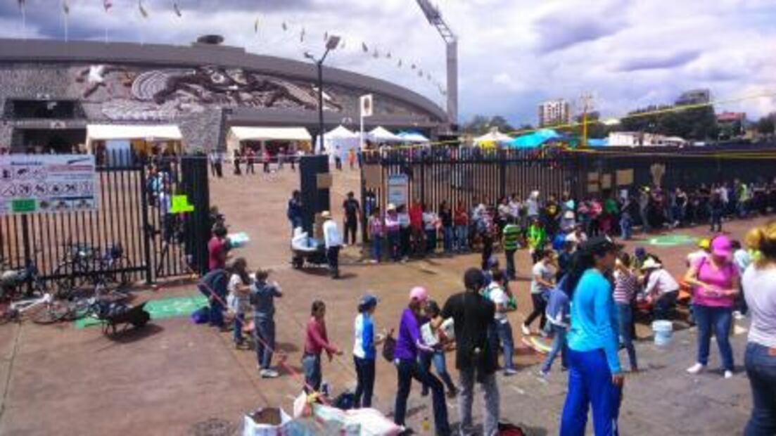 Interior de estadio Olímpico sirve para resguardar víveres