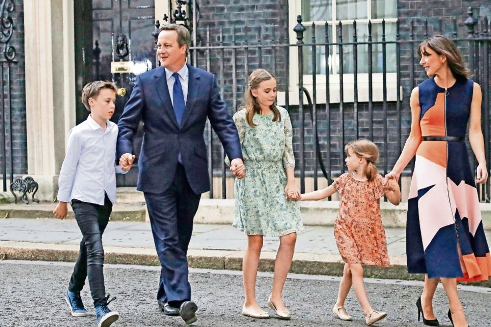 Despedida. David Cameron con sus hijos: Elwen (izq.), Nancy (centro), Florence y su esposa Samantha, al abandonar ayer Downing Street (ARCHIVO. EL UNIVERSAL)