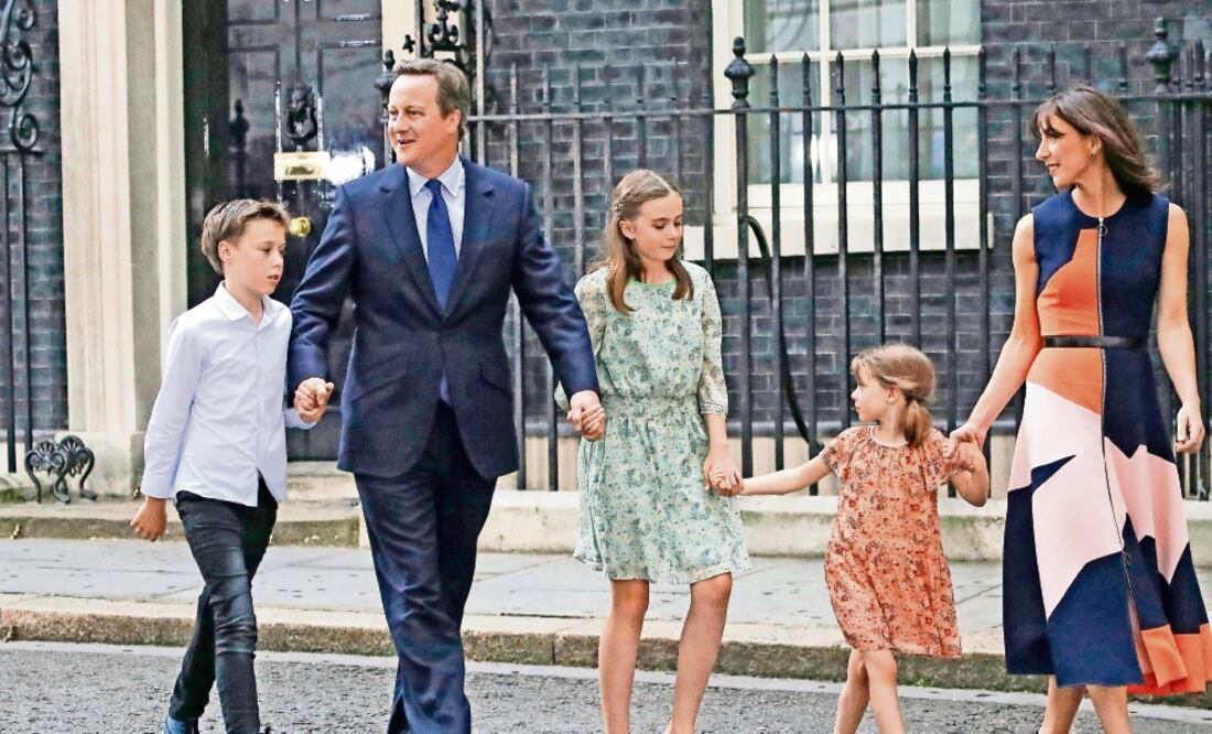 Despedida. David Cameron con sus hijos: Elwen (izq.), Nancy (centro), Florence y su esposa Samantha, al abandonar ayer Downing Street (ARCHIVO. EL UNIVERSAL)