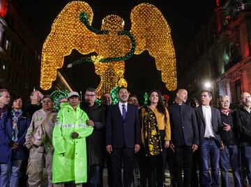 VIDEO: Encienden alumbrado patrio en el Zócalo capitalino