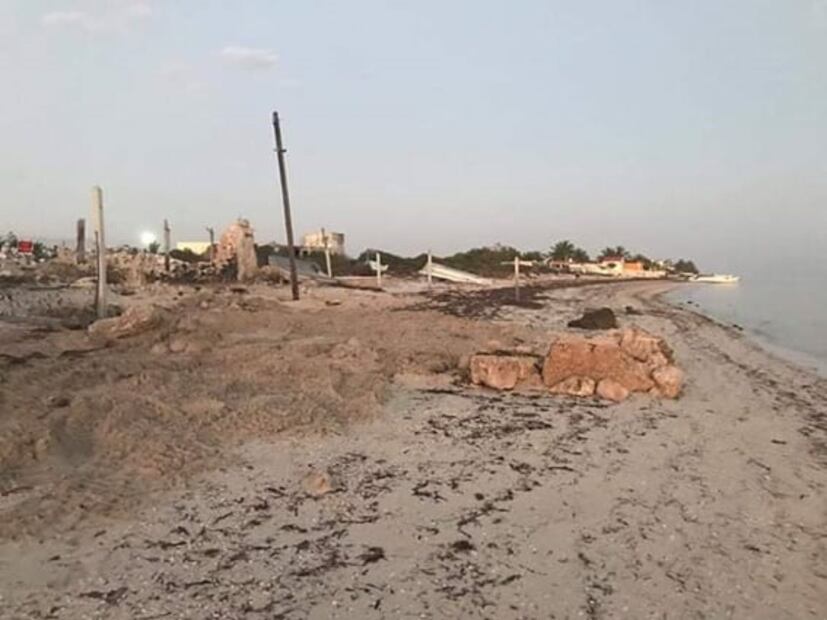 Retiran "muro" colocado en el mar de Yucatán por pareja estadounidense