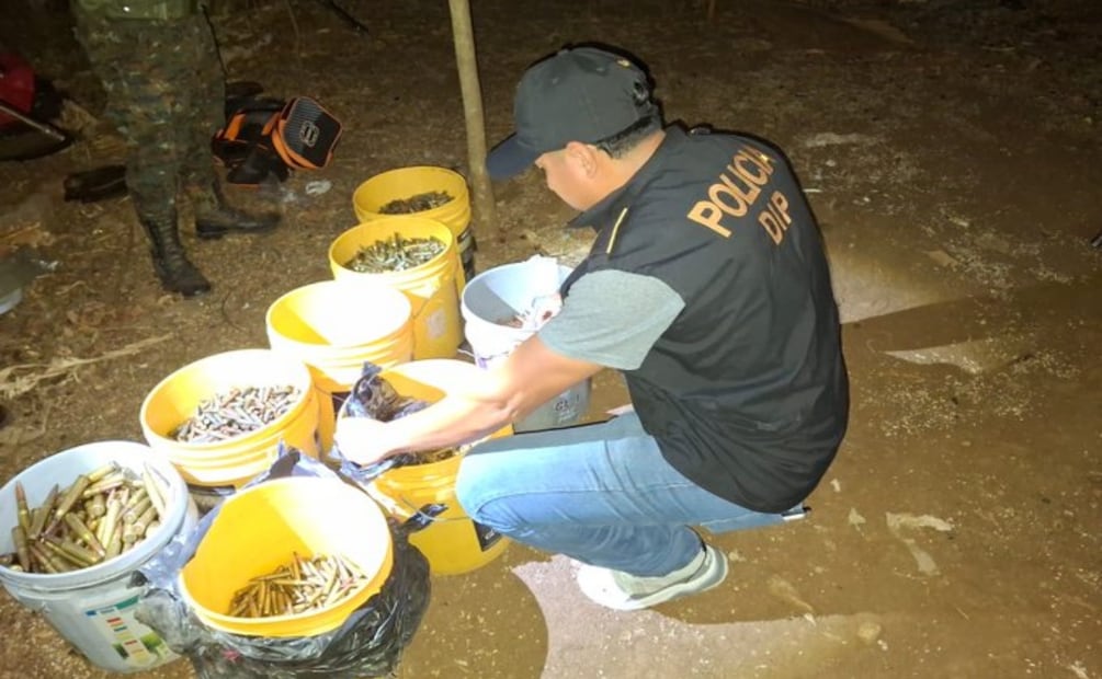 Incautan arsenal y detienen a cinco en frontera con Guatemala; aseguran fusiles, granadas y miles de municiones. Foto: Especial