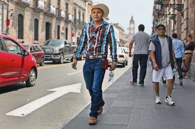 Cambió el azadón y el balón, por las balas 