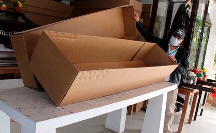 Por altos costos en entierros, ciudad en Bolivia ofrece ataúdes de cartón para muertos por Covid-19