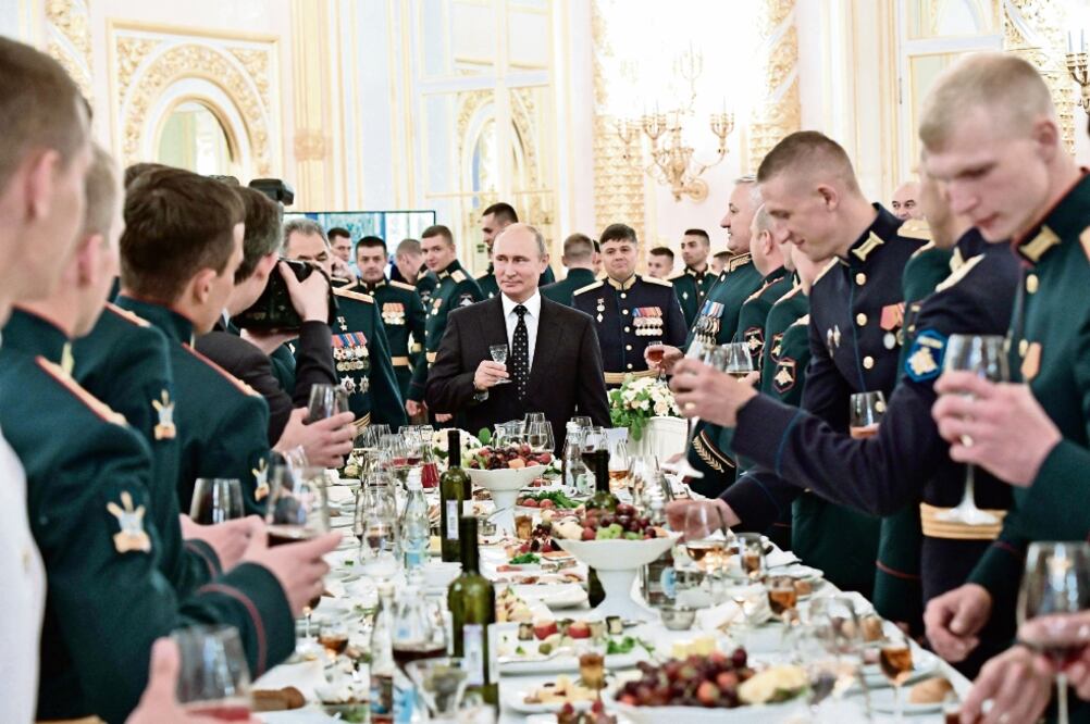 El presidente ruso, Vladimir Putin (centro), durante un brindis ayer con los graduados de las academias militares rusas en Moscú. Foto: EFE