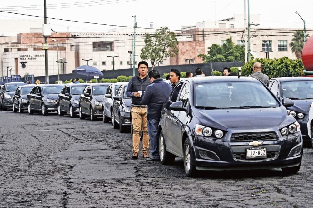 La Secretaría de Movilidad revisará la documentación de choferes que operan aplicaciones o plataformas digitales para dar un servicio similar al de taxi (ARCHIVO EL UNIVERSAL)