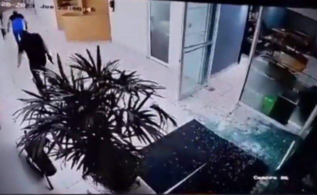 Momento exacto de la balacera en hospital de Sinaloa. Foto: Especial