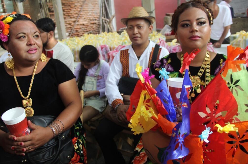 La comunidad indígena muxe del Istmo de Tehuantepec, sur de Oaxaca, celebró cuatro décadas luchando por la identidad muxe’, buscando erradicar la discriminación dentro la sociedad zapoteca. 