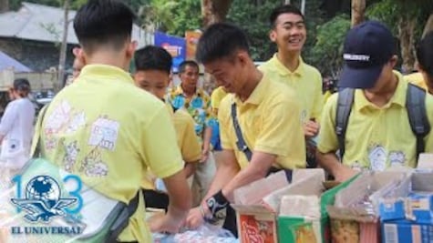 Niños atrapados en cueva de Tailandia agradecen con ritual a un año de su rescate