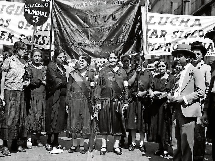 Elvia Carrillo Puerto (tercera de derecha a izquierda), durante una movilización feminista en la década de 1920. Foto: Especial