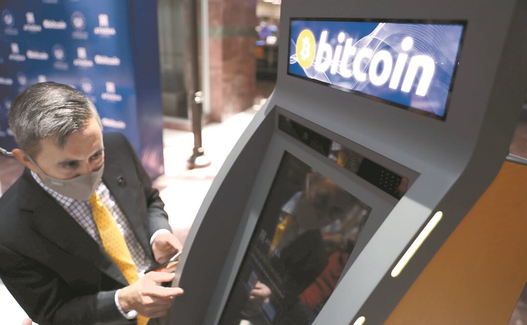 Un cajero para transacciones en Bitcoin en San Salvador, país que autorizó su uso. Foto: RODRIGO SURA. EFE
