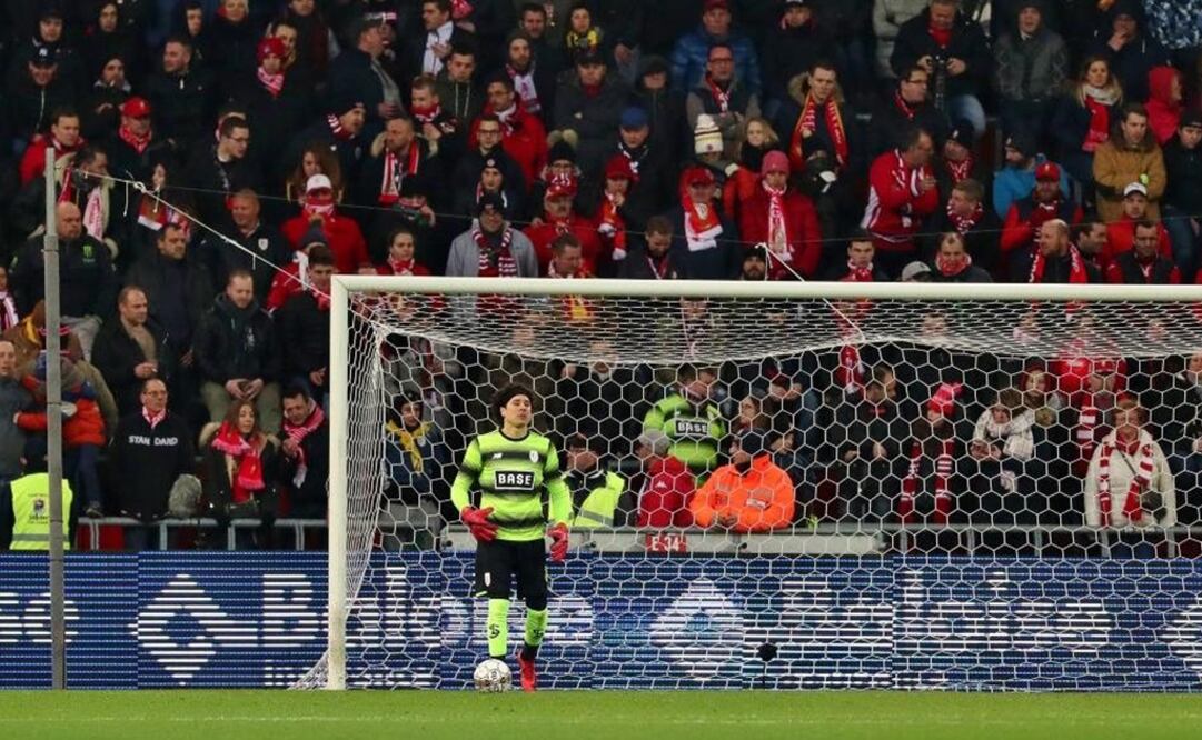Twitter (@StandardLiejaES) Guillermo Ochoa durante el juego ante el Club Brujas de la Liga de Bélgica 