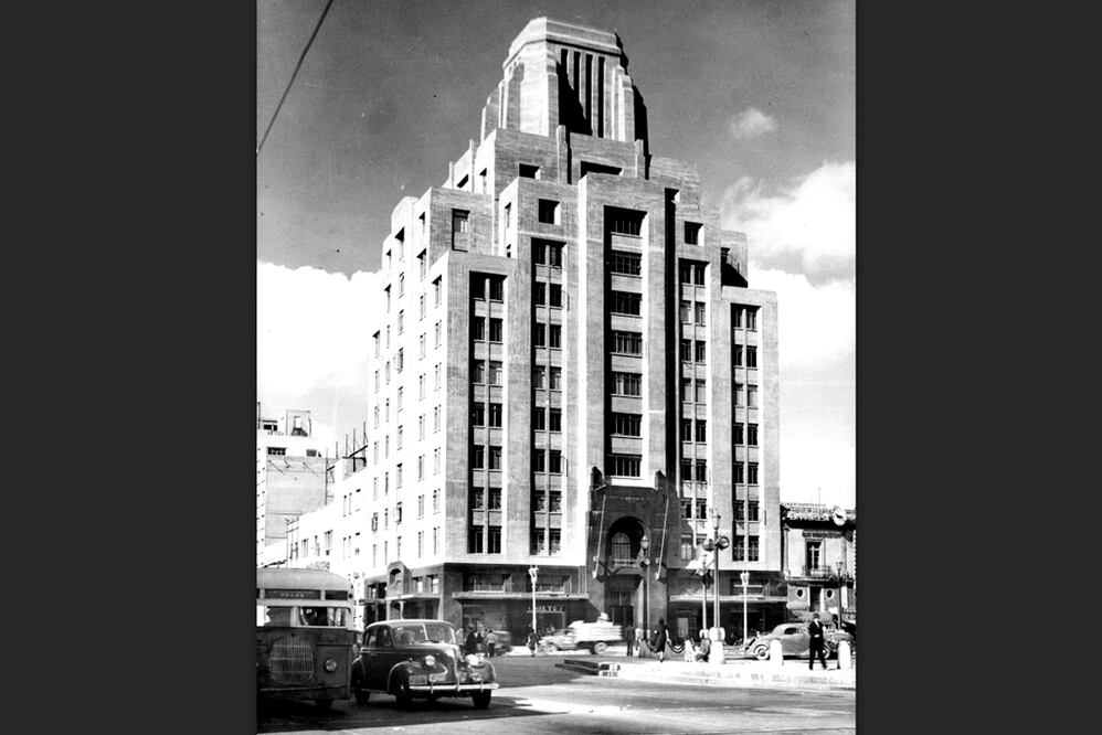 El edificio de la aseguradora La Nacional situado en la esquina de la avenida Juárez y San Juan de Letrán, hoy Eje Central, en una fotografía de los años cuarenta. Este inmueble de estilo Art Déco, obra de Manuel Ortiz Monasterio, Bernardo Calderón y Luis Ávila, fue uno de los primeros rascacielos de la ciudad. 