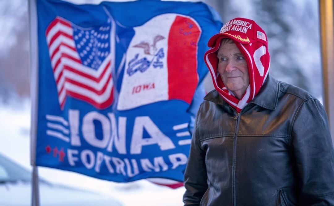 Un hombre se detiene al frente de una bandera de la campaña a favor del expresidente Donald Trump, afuera de un restaurante de la cadena Machine Shed en Urbandale, Iowa. Foto: AP