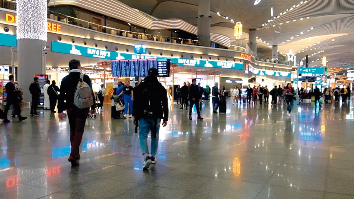 “ASUR está evaluando los cambios implementados por la Agencia Federal de Aviación Civil y el impacto potencial que pudiera tener sobre su negocio y sus finanzas”, dijo su director general Adolfo Castro Rivas. Foto: Especial