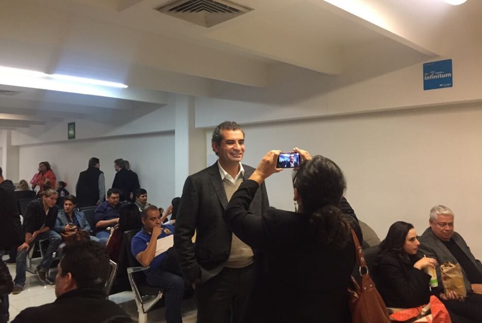 El presidente nacional del PRI, Enrique Ochoa Reza, convivió con pasajeros en el Aeropuerto Internacional de la Ciudad de México.