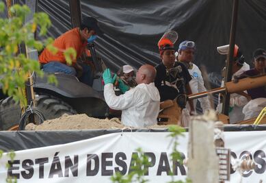 Extraen bolsa de fosa común en Tetelcingo
