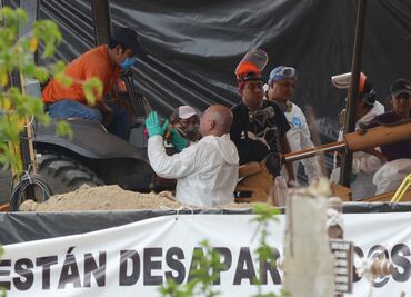 Extraen bolsa de fosa común en Tetelcingo