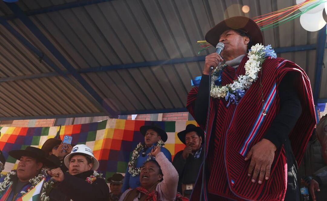 El expresidente Evo Morales, habla durante la quinta jornada de movilización rumbo a la ciudad de La Paz. Foto: EFE