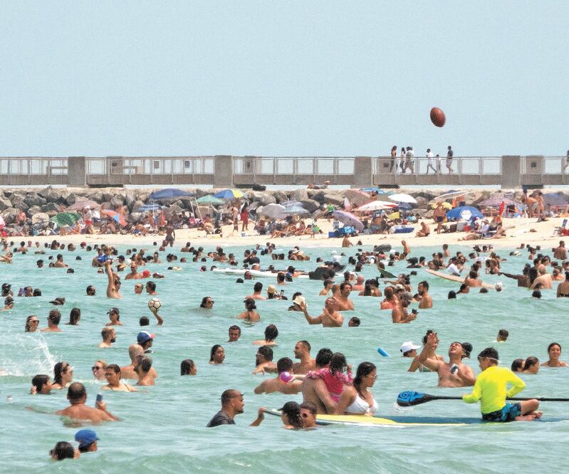 La gente llenó ayer la playa de Miami Beach, Florida. Foto: CRISTOBAL HERRERA. EFE