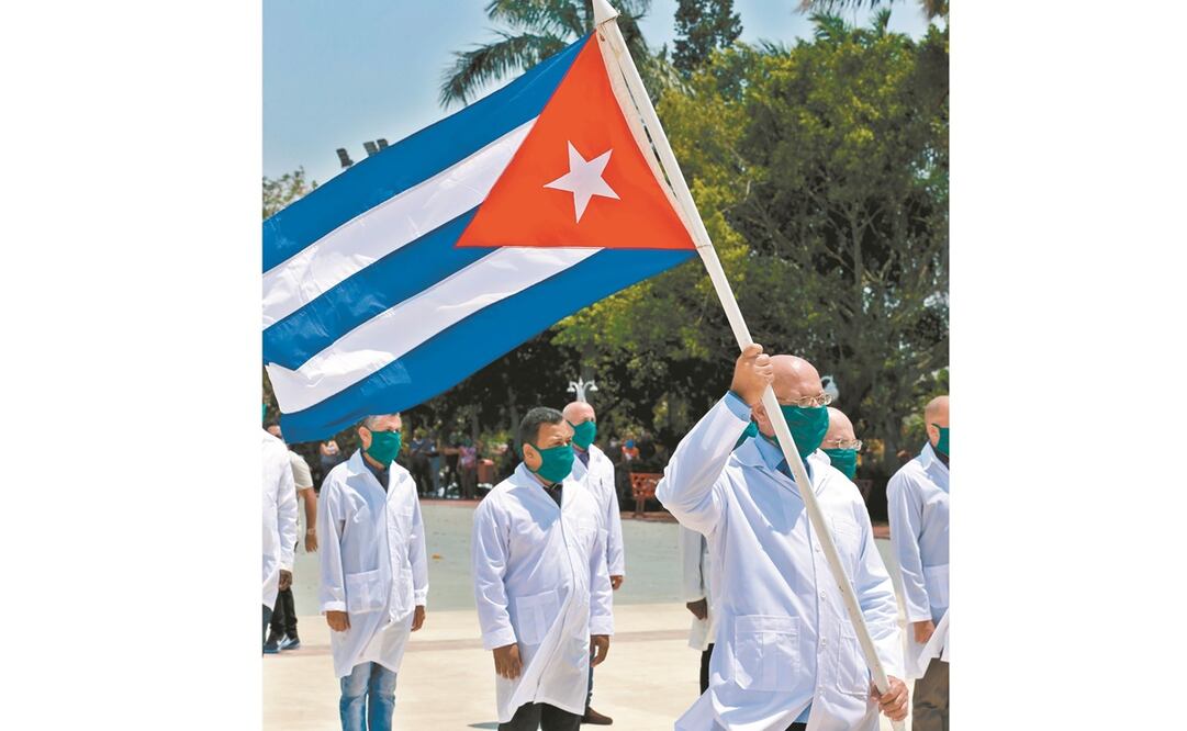 Los médicos cubanos que llega- ron en plena crisis de Covid en México no tienen cédula, acusan. Foto: ARCHIVO EL UNIVERSAL