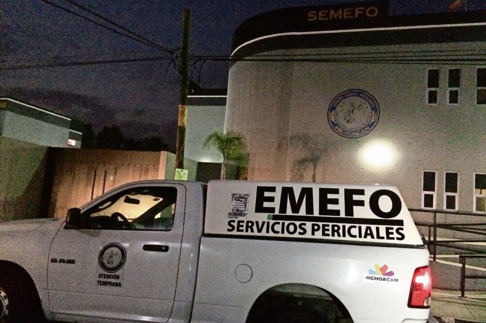 Los cuerpos fueron resguardados inicialmente en una funeraria de La Unión, pero, se acordó fueran trasladados al Semefo de Morelia (ARCHIVO. EL UNIVERSAL)