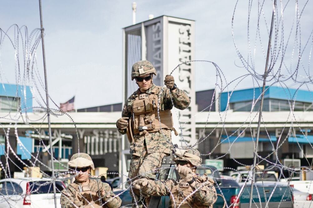 Militares estadounidenses colocan alambre de púas en la frontera con Tijuana para evitar el ingreso a su país de indocumentados centroamericanos (GUILLERMO ARIAS. AFP)