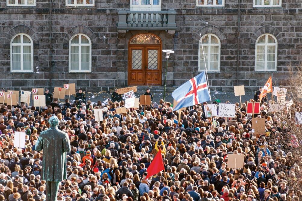 Miles de islandeses pidieron ayer la renuncia del primer ministro Sigmundur David Gunnlaugsson, frente al Parlamento en Reikiavik (BIRGIR POR HARDARSON. EFE)