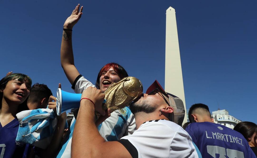 Hinchas celebran la victoria argentina en el Obelisco de Buenos Aires. Foto: EFE
